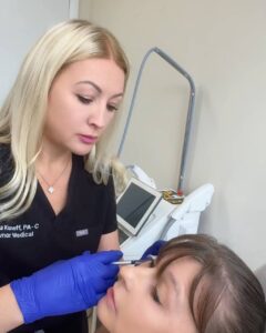 An experienced injector at Glamor Medical